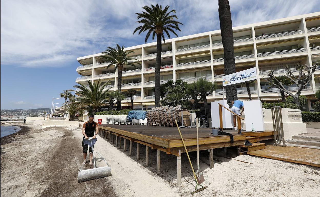 Un trabajador acondiciona una playa privada para su reapertura en Antibes. 