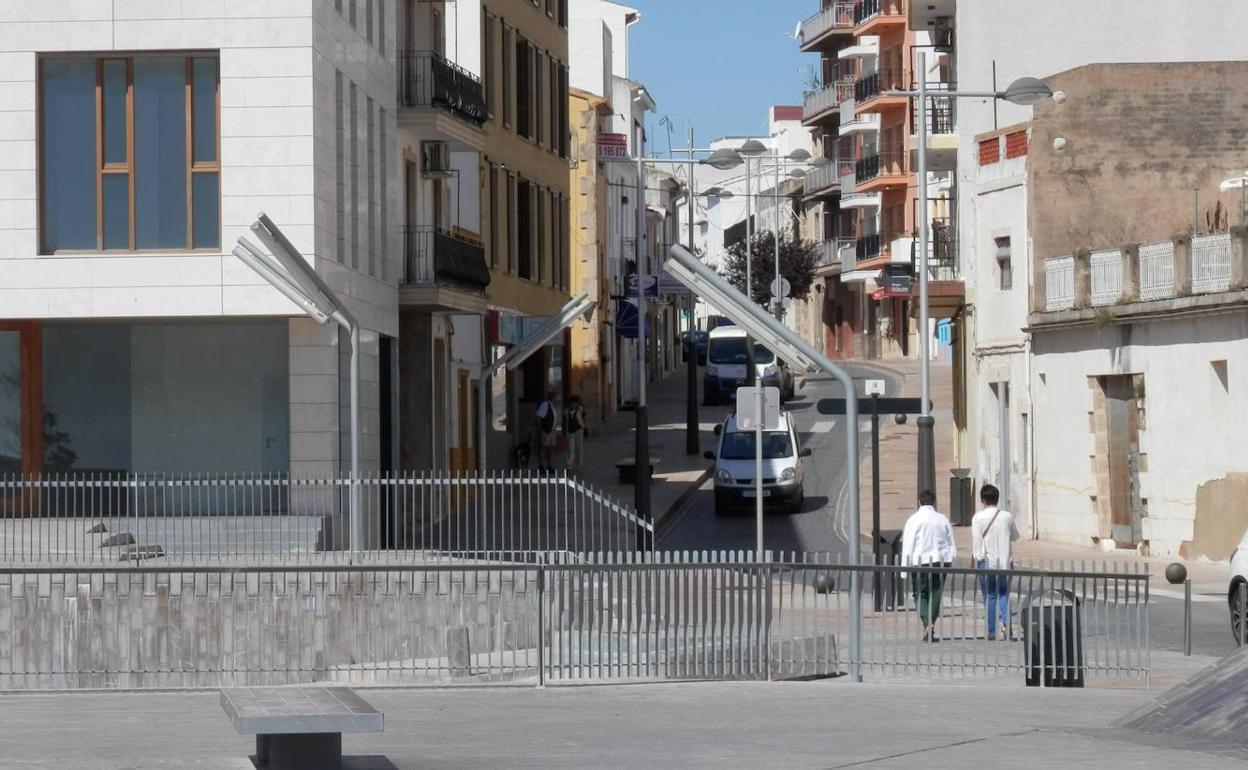 Dos personas paseando por una calle de Xàbia. 