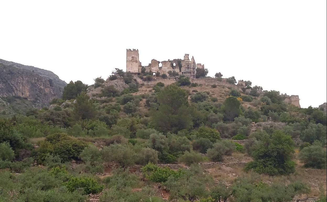 El castillo de Perputxent en proceso de restauración. 