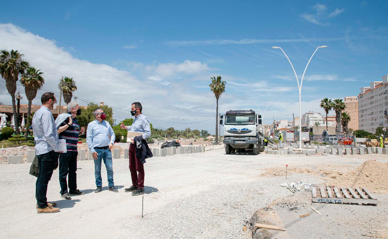 El vicealcalde de Gandia, Pep Alandete, en una visita a las obras con técnicos locales. 