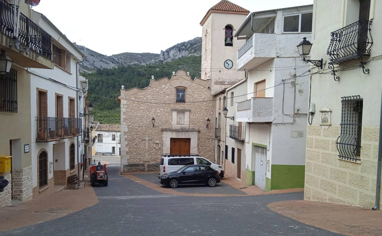 Plaza de Fageca, una de las localidades del Comtat que recibirán la ayuda. 