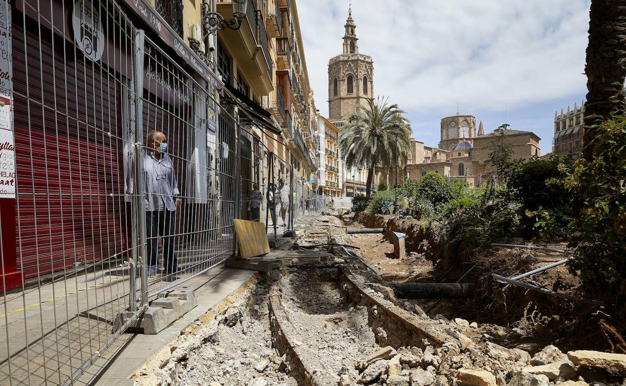 Vías del tranvía en las obras de la plaza de la Reina de Valencia. 