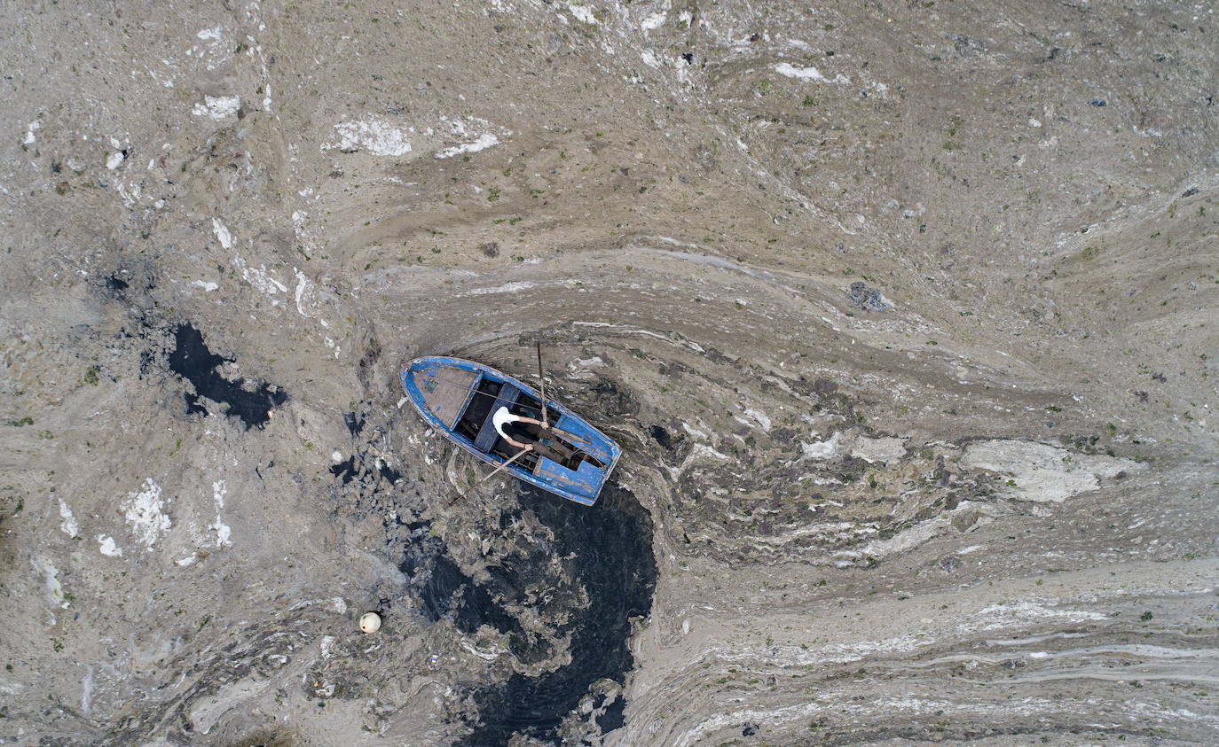 El calentamiento global ha hecho que una capa de mucosidad se extienda por el mar de Mármara, en Turquía. La sustancia se forma como resultado de la proliferación de microalgas. La principal razón de este fenómeno es que la temperatura del agua en el mar se encuentra 2,5 grados por encima de la media de los últimos 40 años.