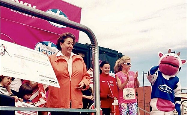 Marta Torrado, junto a Rita Barberá, tras una edición de la Carrera de la Mujer en Valencia. 