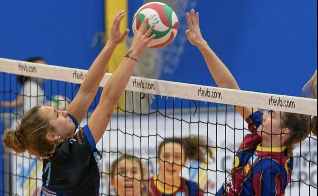 Mireia Guilabert, hace un tapón en un partido durante esta temporada frente al Barça. 