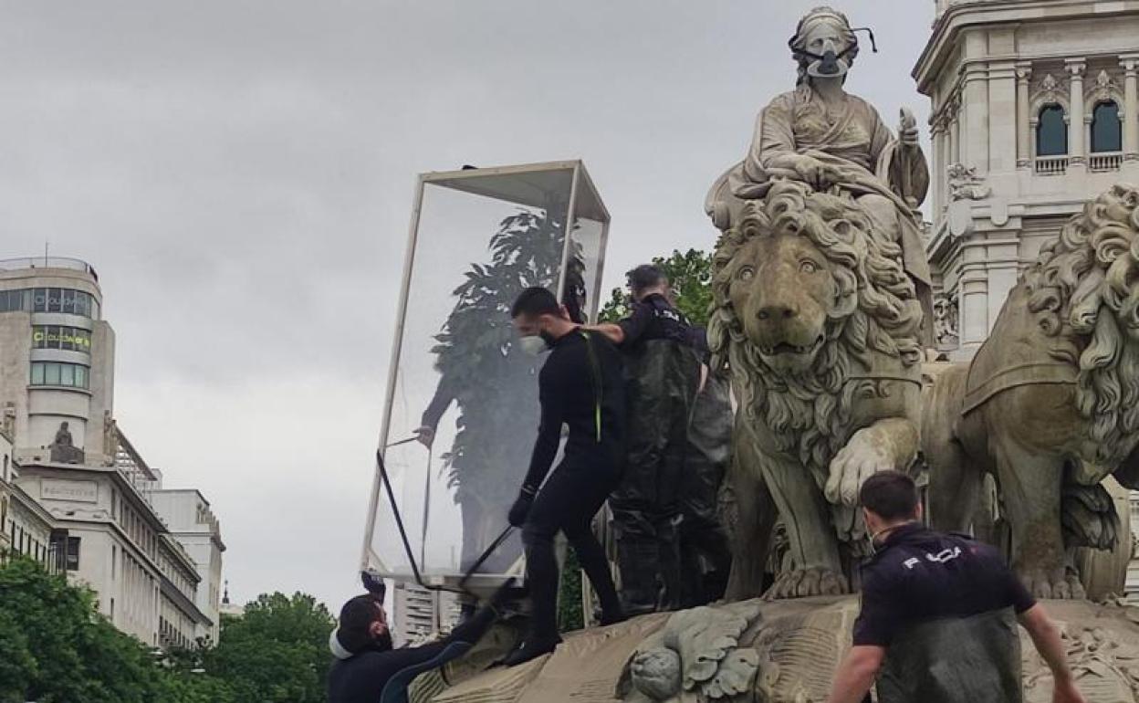 Imagen de los activistas tras la llegada de la policía. 