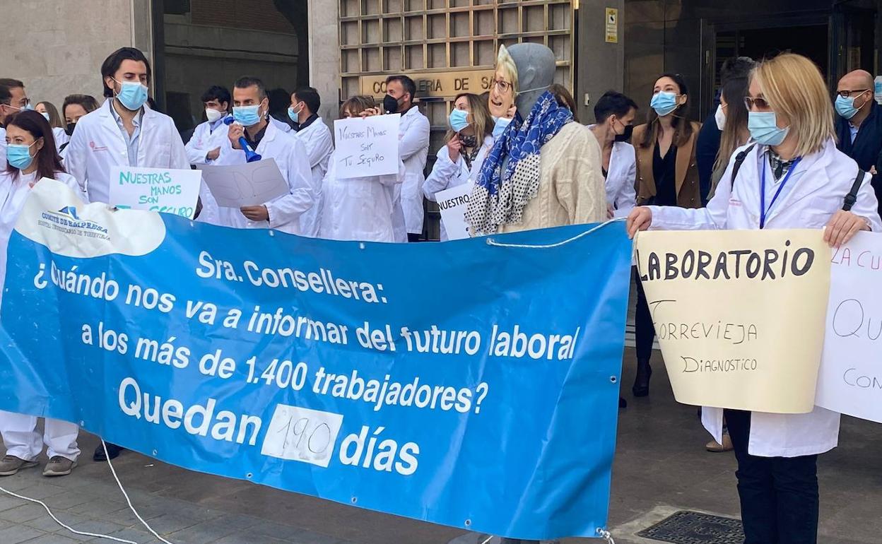 Protesta de sanitarios de Torrevieja frente a la conselleria por la incertidumbre de su futuro laboral.