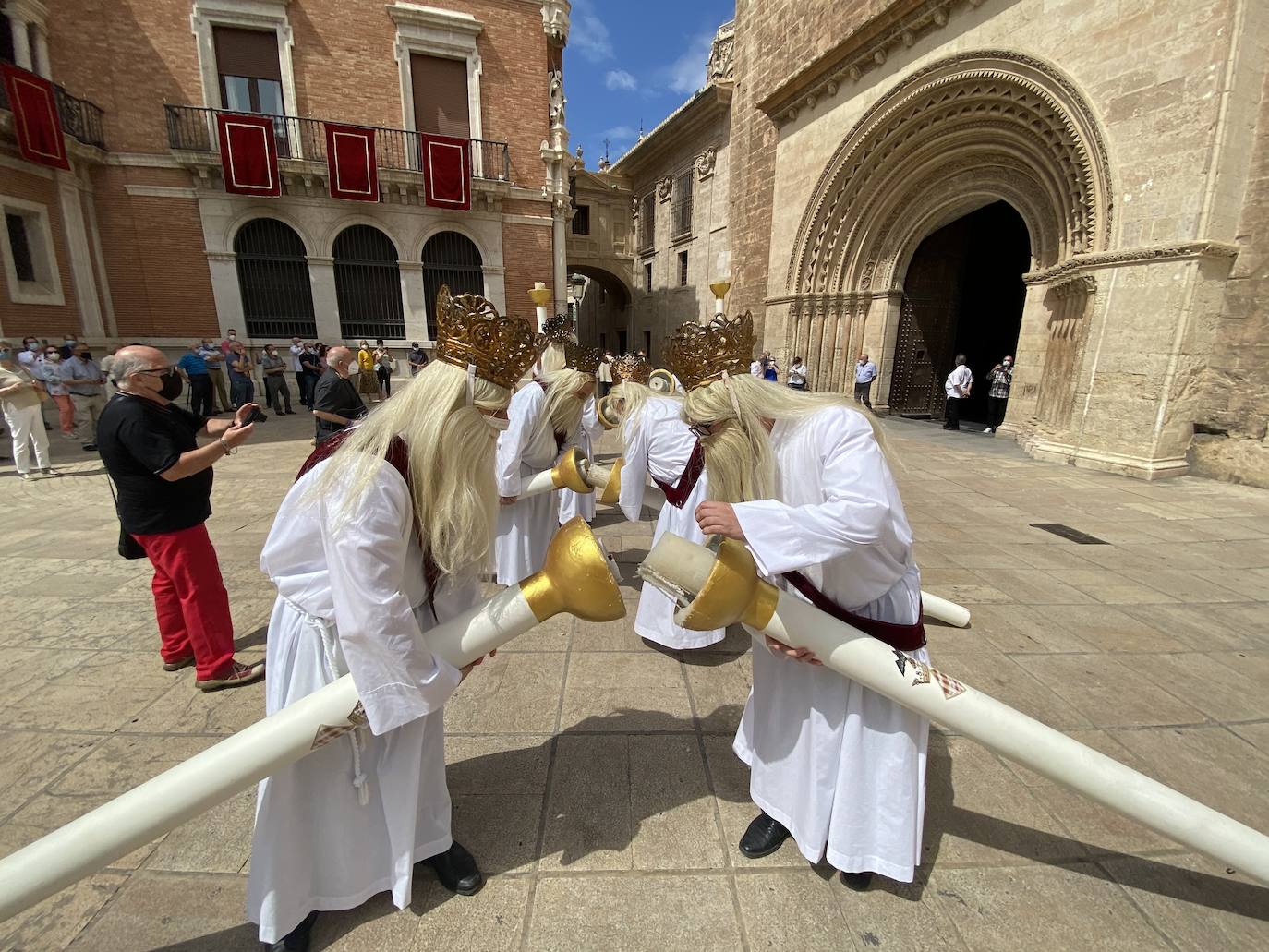 Los actos se han ajustado a las restricciones, con procesión simbólica, piezas corales y toques de campanas