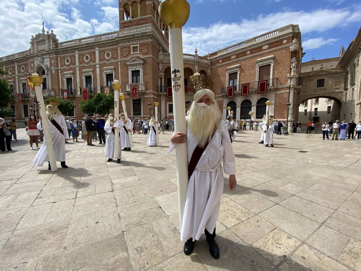 Los actos se han ajustado a las restricciones, con procesión simbólica, piezas corales y toques de campanas