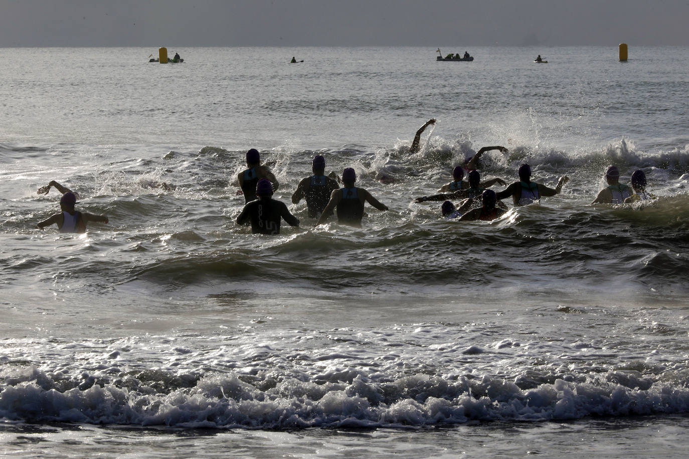 Valencia ha albergado el I Triatlón València-Platja Cabanyal, que ha discurrido por el barrio marítimo. Organizado por el Club de Triatlón 'Corre-Cuita', se ha desarrollado a lo largo de un recorrido de 25,7 kilómetros de distancia: 750 metros de natación, 20 km de ciclismo y 5 km de carrera a pie.