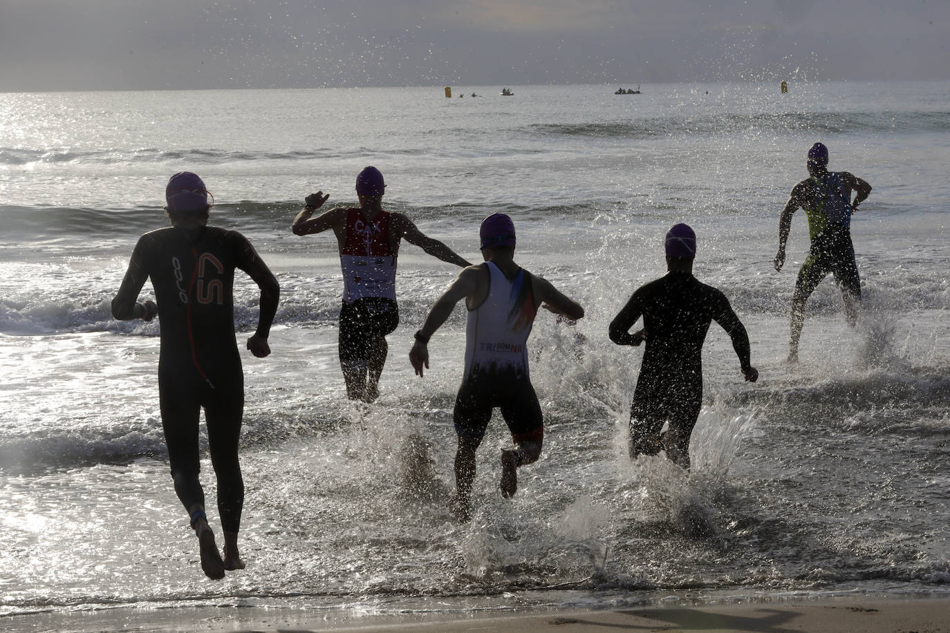 Valencia ha albergado el I Triatlón València-Platja Cabanyal, que ha discurrido por el barrio marítimo. Organizado por el Club de Triatlón 'Corre-Cuita', se ha desarrollado a lo largo de un recorrido de 25,7 kilómetros de distancia: 750 metros de natación, 20 km de ciclismo y 5 km de carrera a pie.