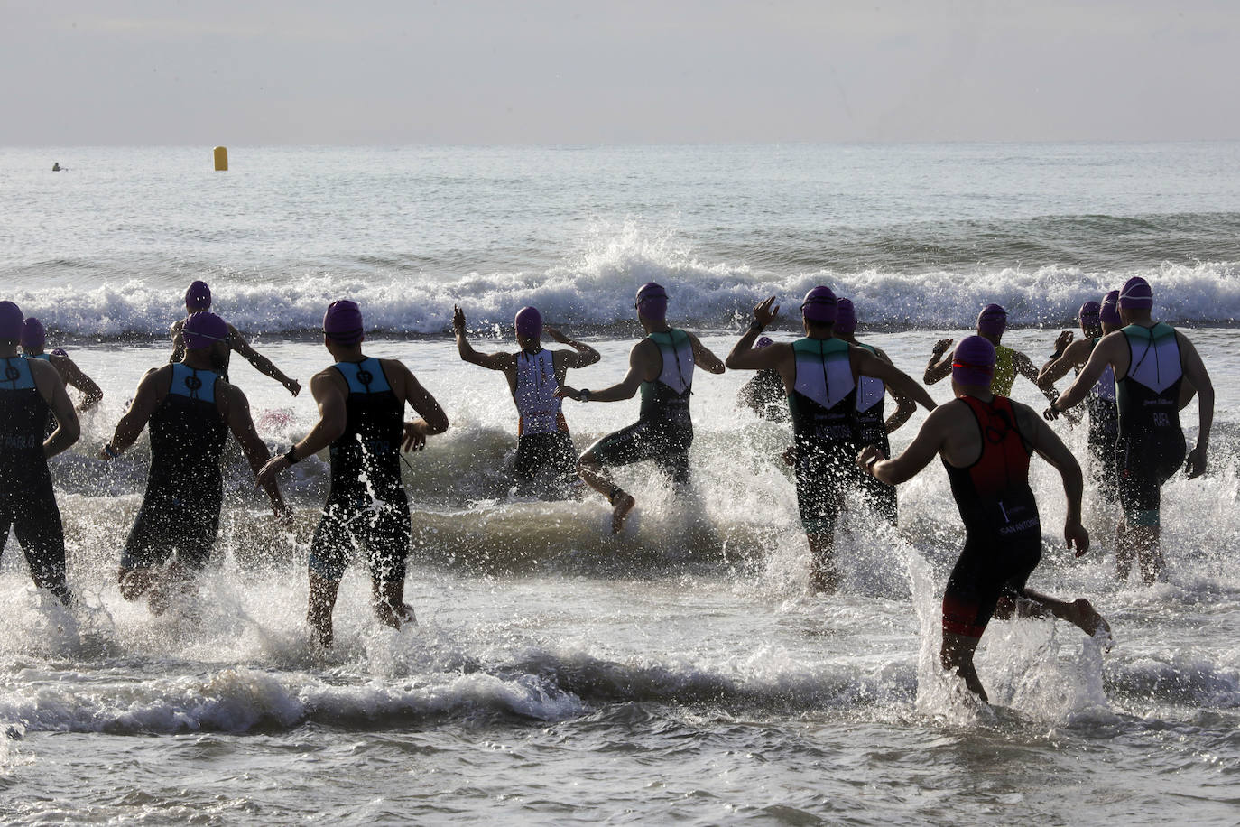 Valencia ha albergado el I Triatlón València-Platja Cabanyal, que ha discurrido por el barrio marítimo. Organizado por el Club de Triatlón 'Corre-Cuita', se ha desarrollado a lo largo de un recorrido de 25,7 kilómetros de distancia: 750 metros de natación, 20 km de ciclismo y 5 km de carrera a pie.