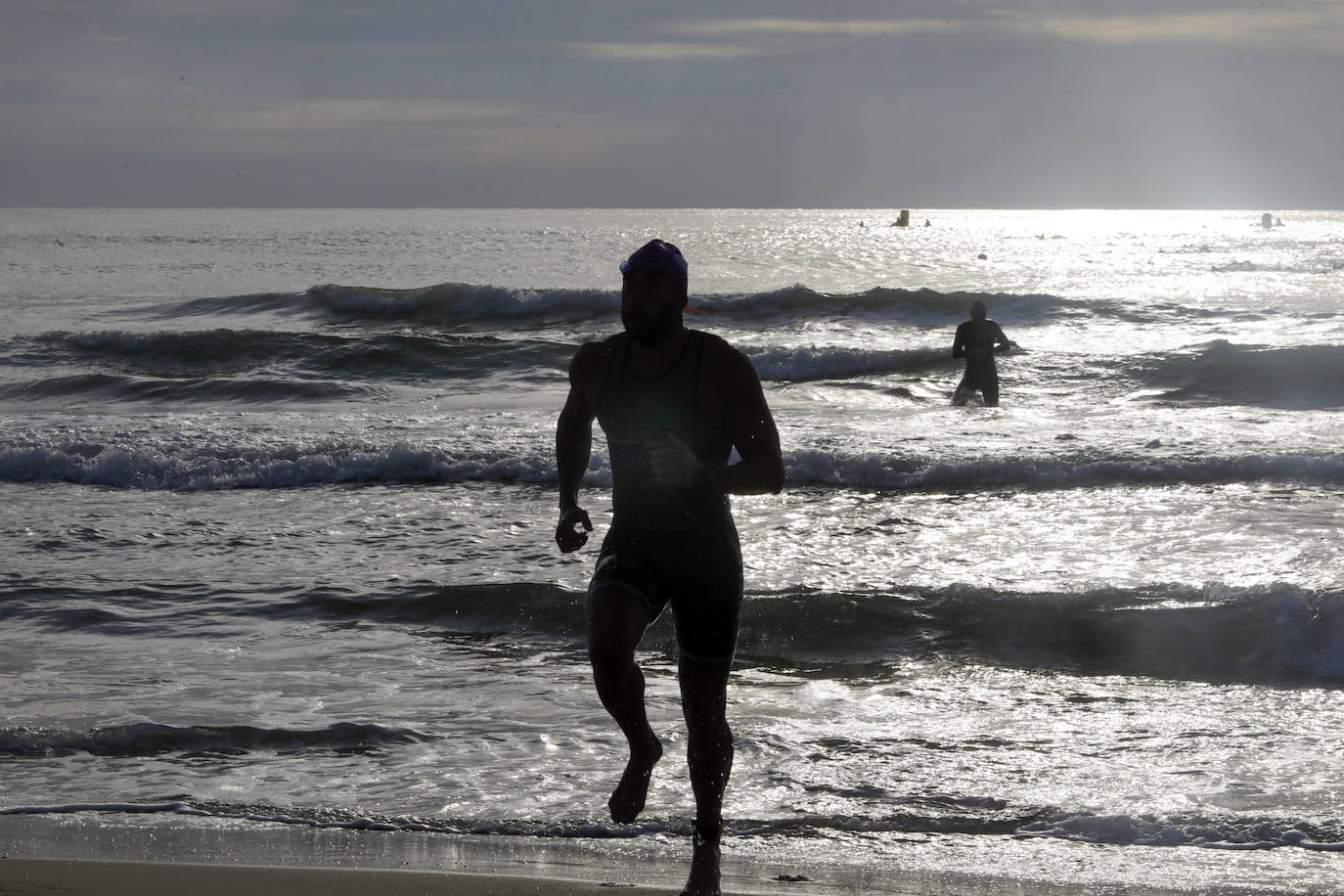 Valencia ha albergado el I Triatlón València-Platja Cabanyal, que ha discurrido por el barrio marítimo. Organizado por el Club de Triatlón 'Corre-Cuita', se ha desarrollado a lo largo de un recorrido de 25,7 kilómetros de distancia: 750 metros de natación, 20 km de ciclismo y 5 km de carrera a pie.