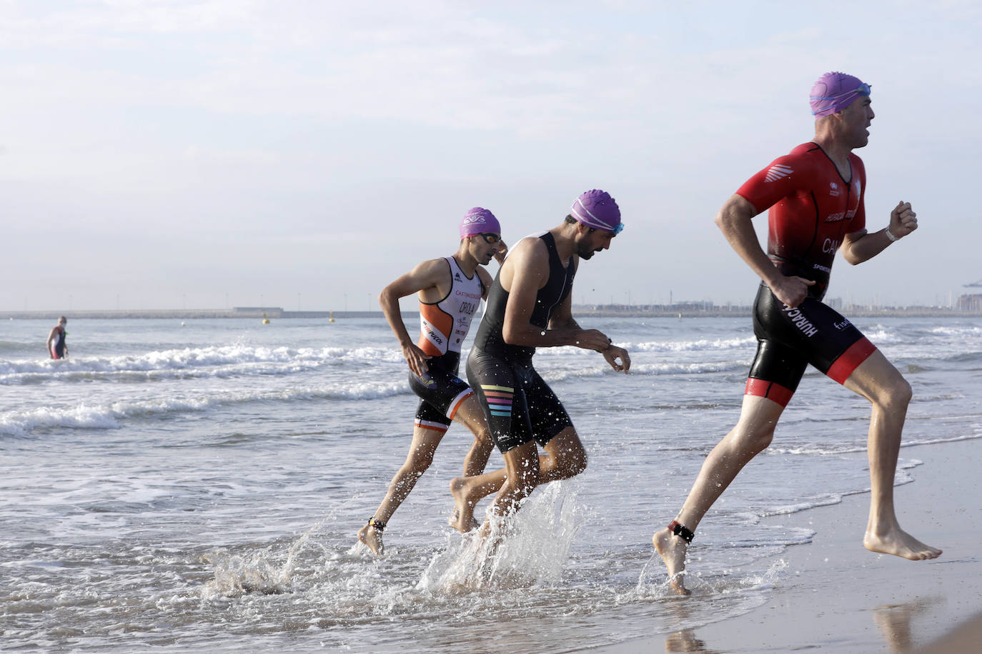 Valencia ha albergado el I Triatlón València-Platja Cabanyal, que ha discurrido por el barrio marítimo. Organizado por el Club de Triatlón 'Corre-Cuita', se ha desarrollado a lo largo de un recorrido de 25,7 kilómetros de distancia: 750 metros de natación, 20 km de ciclismo y 5 km de carrera a pie.