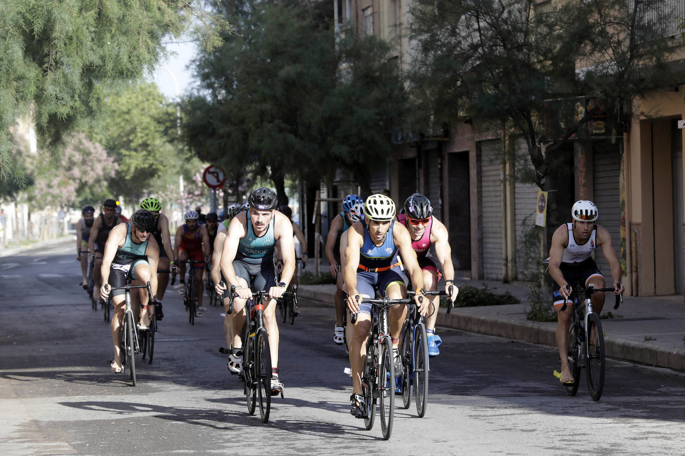 Valencia ha albergado el I Triatlón València-Platja Cabanyal, que ha discurrido por el barrio marítimo. Organizado por el Club de Triatlón 'Corre-Cuita', se ha desarrollado a lo largo de un recorrido de 25,7 kilómetros de distancia: 750 metros de natación, 20 km de ciclismo y 5 km de carrera a pie.