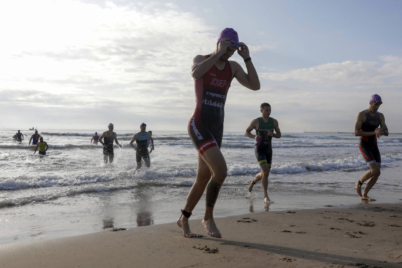 Valencia ha albergado el I Triatlón València-Platja Cabanyal, que ha discurrido por el barrio marítimo. Organizado por el Club de Triatlón 'Corre-Cuita', se ha desarrollado a lo largo de un recorrido de 25,7 kilómetros de distancia: 750 metros de natación, 20 km de ciclismo y 5 km de carrera a pie.