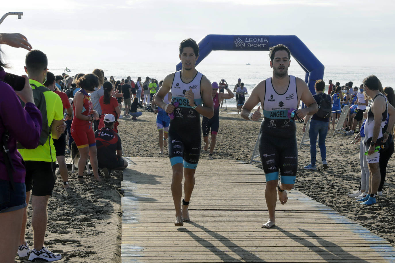 Valencia ha albergado el I Triatlón València-Platja Cabanyal, que ha discurrido por el barrio marítimo. Organizado por el Club de Triatlón 'Corre-Cuita', se ha desarrollado a lo largo de un recorrido de 25,7 kilómetros de distancia: 750 metros de natación, 20 km de ciclismo y 5 km de carrera a pie.