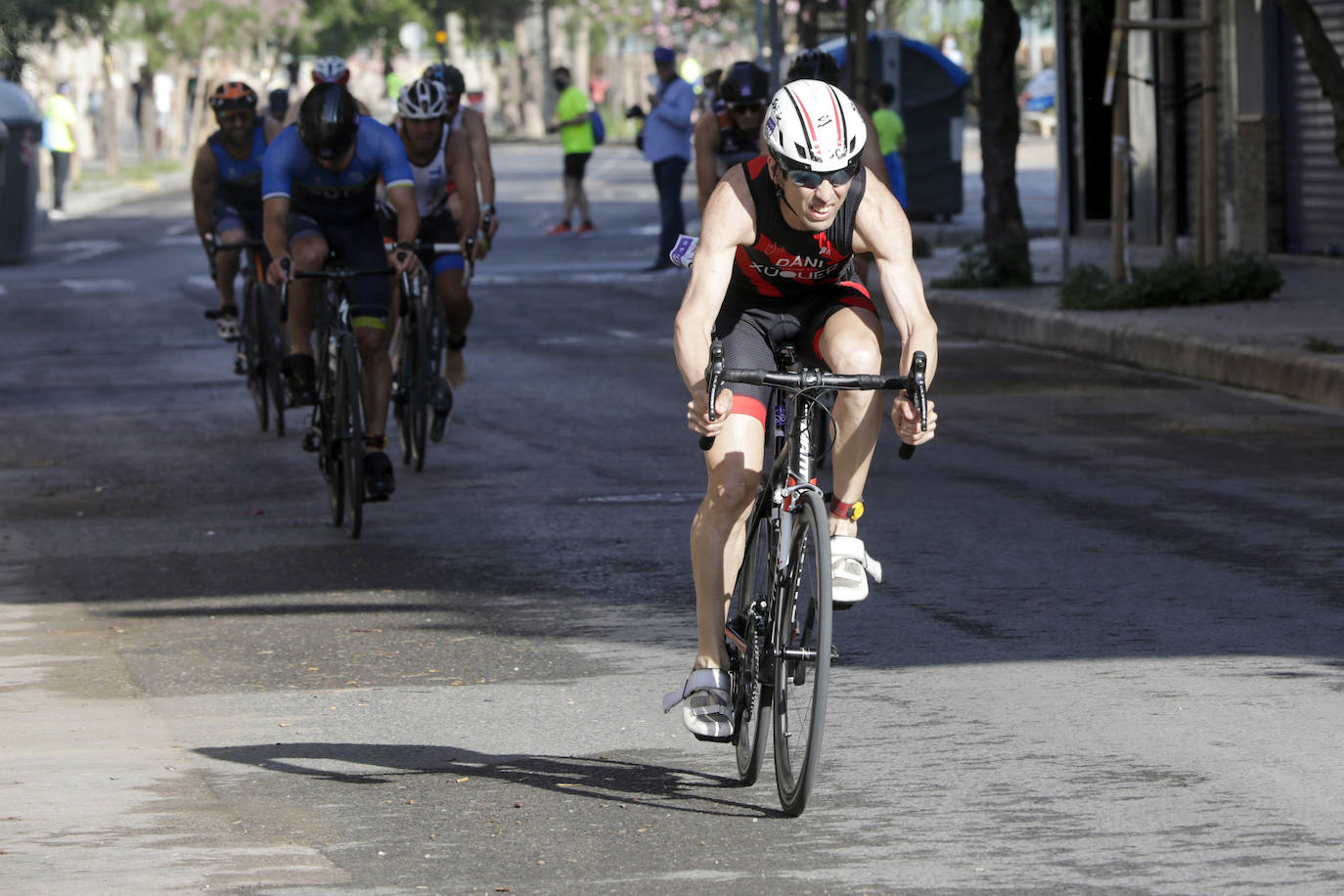 Valencia ha albergado el I Triatlón València-Platja Cabanyal, que ha discurrido por el barrio marítimo. Organizado por el Club de Triatlón 'Corre-Cuita', se ha desarrollado a lo largo de un recorrido de 25,7 kilómetros de distancia: 750 metros de natación, 20 km de ciclismo y 5 km de carrera a pie.