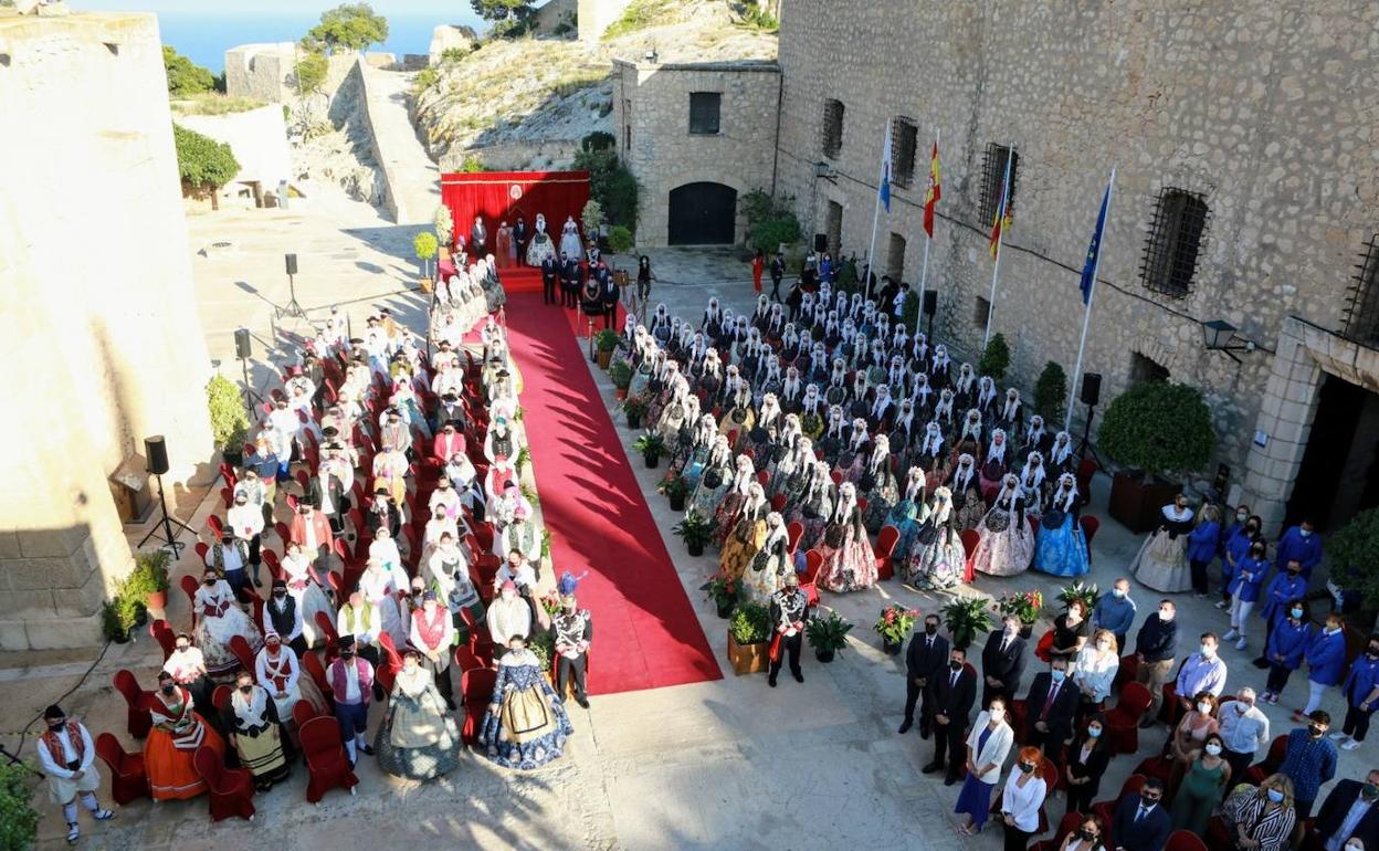 Las candidatas a bellea del foc, este domingo en el Castillo de Santa Bárbara. 