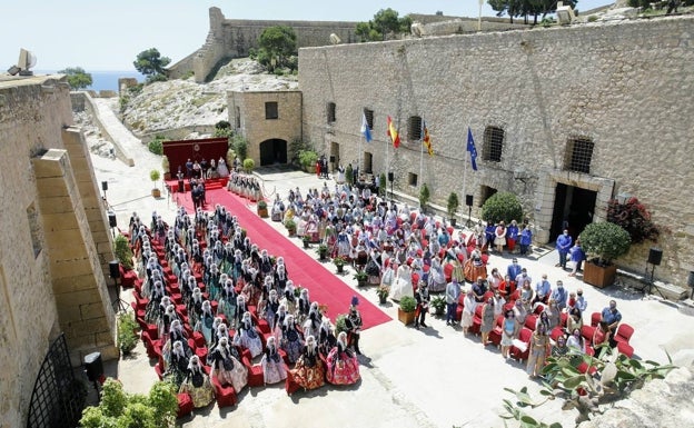 Imagen principal - Acto de recepción de la corporación municipal de Alicante las candidatas a bellea del foc infantil 2022. 