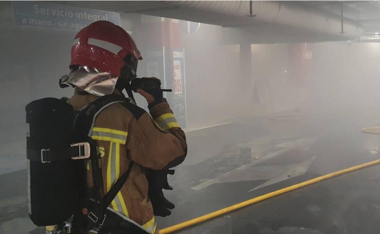 Intervención de los bomberos en el incendio de este domingo en el centro comercial Gran Vía. 