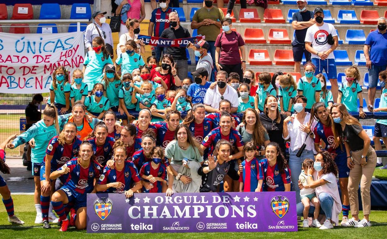 Las jugadoras del Levante celebran el éxito sobre el césped de la ciudad deportiva de Buñol.