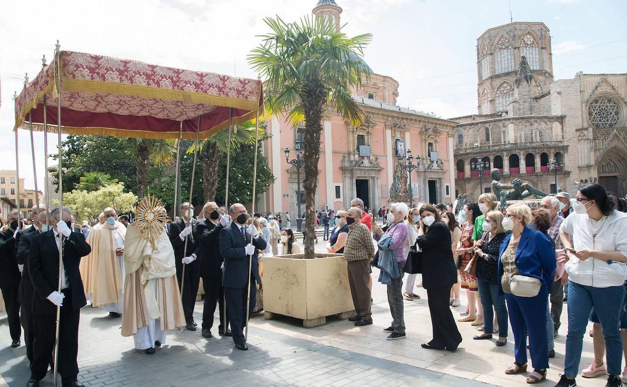 Cañizares apunta que celebrar el Corpus implica «descubrir el rostro de Cristo en los pobres»