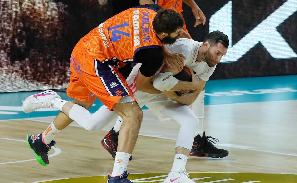 Bojan Dubljevic pelea un balón suelto con Rudy Fernández