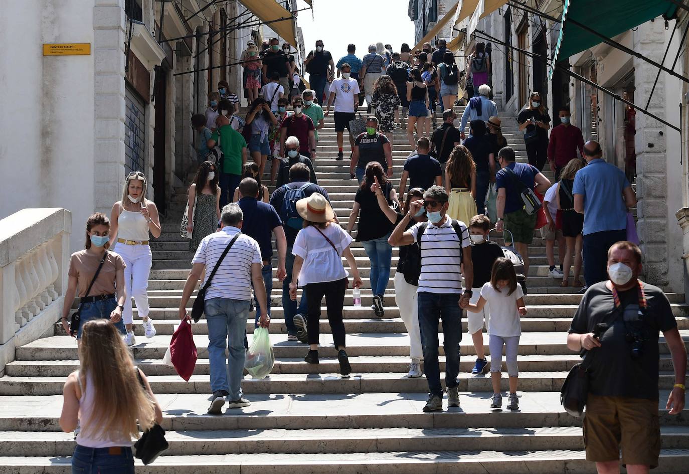 Italia relaja las medidas anticovid y los primeros turistas del verano llegan a la ciudad de Venecia. Los cruceros ya cruzan el canal, ante la protesta de algunos ciudadanos, pero la capital del romanticismo ha recuperado las colas y la multitud de visitantes en sus calles, góndolas y monumentos.