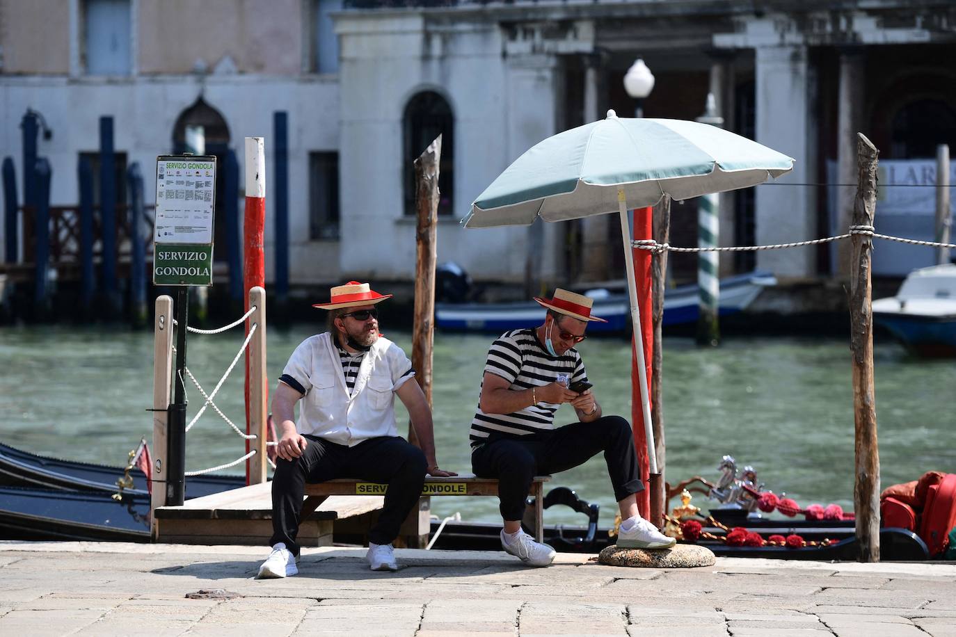 Italia relaja las medidas anticovid y los primeros turistas del verano llegan a la ciudad de Venecia. Los cruceros ya cruzan el canal, ante la protesta de algunos ciudadanos, pero la capital del romanticismo ha recuperado las colas y la multitud de visitantes en sus calles, góndolas y monumentos.