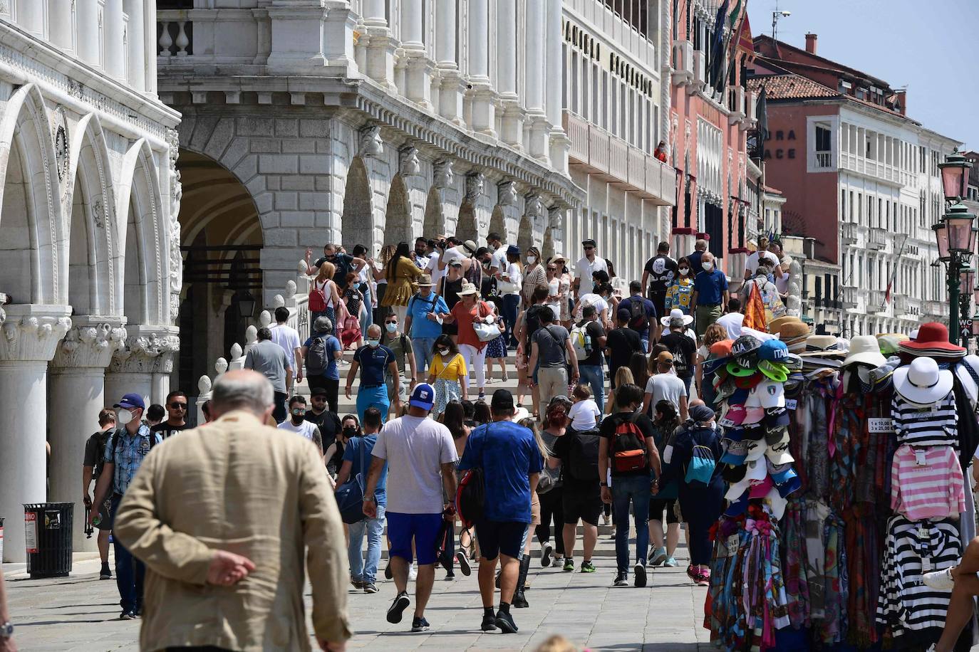 Italia relaja las medidas anticovid y los primeros turistas del verano llegan a la ciudad de Venecia. Los cruceros ya cruzan el canal, ante la protesta de algunos ciudadanos, pero la capital del romanticismo ha recuperado las colas y la multitud de visitantes en sus calles, góndolas y monumentos.