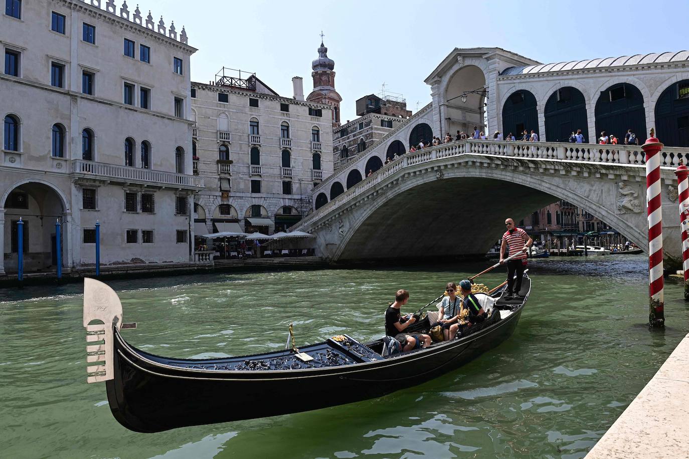 Italia relaja las medidas anticovid y los primeros turistas del verano llegan a la ciudad de Venecia. Los cruceros ya cruzan el canal, ante la protesta de algunos ciudadanos, pero la capital del romanticismo ha recuperado las colas y la multitud de visitantes en sus calles, góndolas y monumentos.