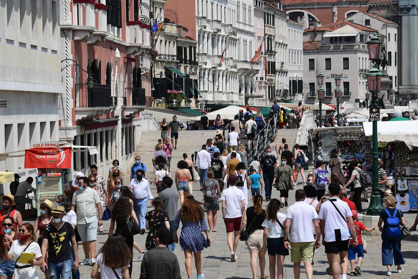 Italia relaja las medidas anticovid y los primeros turistas del verano llegan a la ciudad de Venecia. Los cruceros ya cruzan el canal, ante la protesta de algunos ciudadanos, pero la capital del romanticismo ha recuperado las colas y la multitud de visitantes en sus calles, góndolas y monumentos.