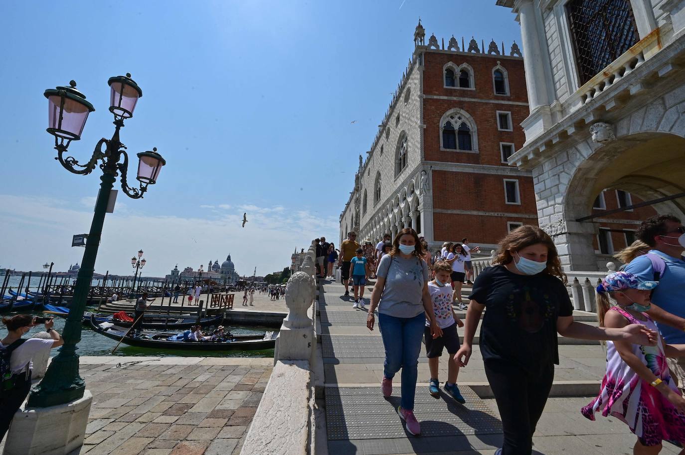 Italia relaja las medidas anticovid y los primeros turistas del verano llegan a la ciudad de Venecia. Los cruceros ya cruzan el canal, ante la protesta de algunos ciudadanos, pero la capital del romanticismo ha recuperado las colas y la multitud de visitantes en sus calles, góndolas y monumentos.