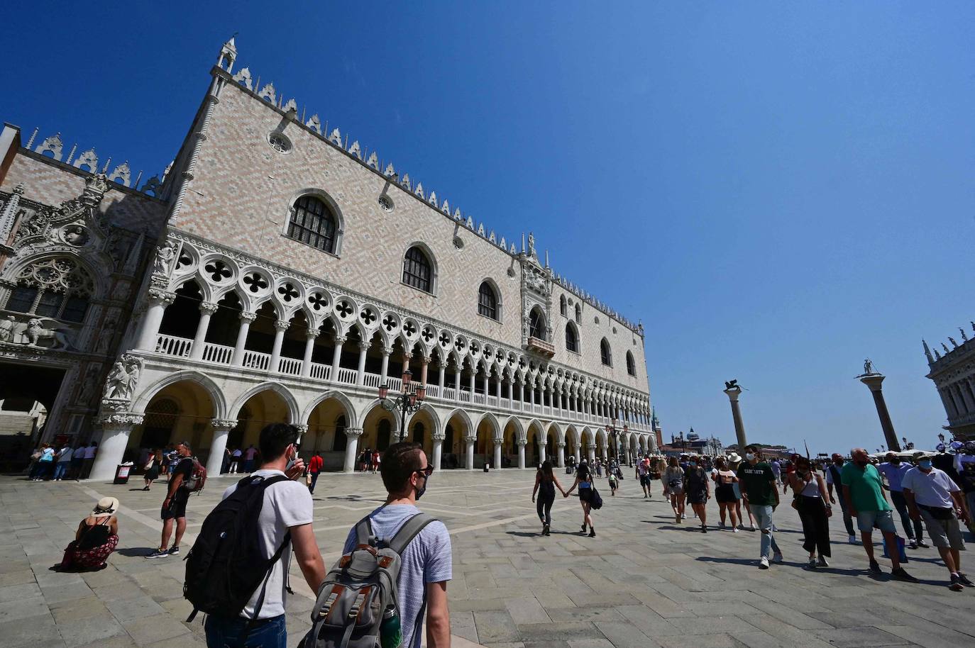 Italia relaja las medidas anticovid y los primeros turistas del verano llegan a la ciudad de Venecia. Los cruceros ya cruzan el canal, ante la protesta de algunos ciudadanos, pero la capital del romanticismo ha recuperado las colas y la multitud de visitantes en sus calles, góndolas y monumentos.