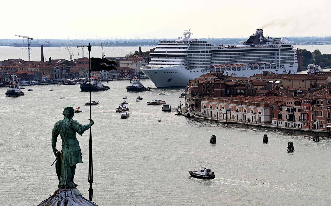 Italia relaja las medidas anticovid y los primeros turistas del verano llegan a la ciudad de Venecia. Los cruceros ya cruzan el canal, ante la protesta de algunos ciudadanos, pero la capital del romanticismo ha recuperado las colas y la multitud de visitantes en sus calles, góndolas y monumentos.