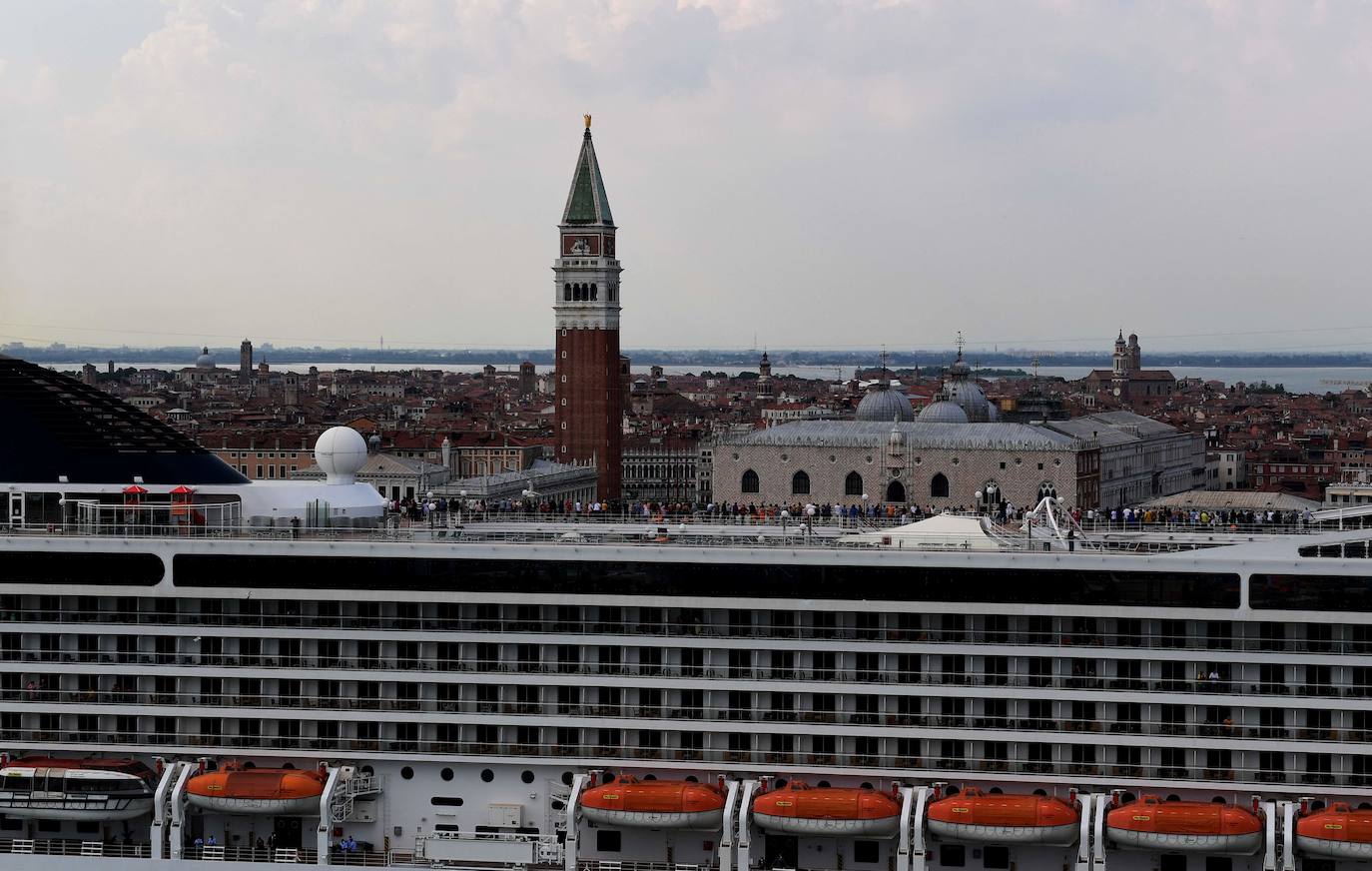 Italia relaja las medidas anticovid y los primeros turistas del verano llegan a la ciudad de Venecia. Los cruceros ya cruzan el canal, ante la protesta de algunos ciudadanos, pero la capital del romanticismo ha recuperado las colas y la multitud de visitantes en sus calles, góndolas y monumentos.