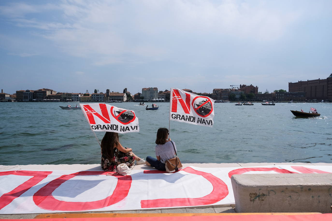 Italia relaja las medidas anticovid y los primeros turistas del verano llegan a la ciudad de Venecia. Los cruceros ya cruzan el canal, ante la protesta de algunos ciudadanos, pero la capital del romanticismo ha recuperado las colas y la multitud de visitantes en sus calles, góndolas y monumentos.