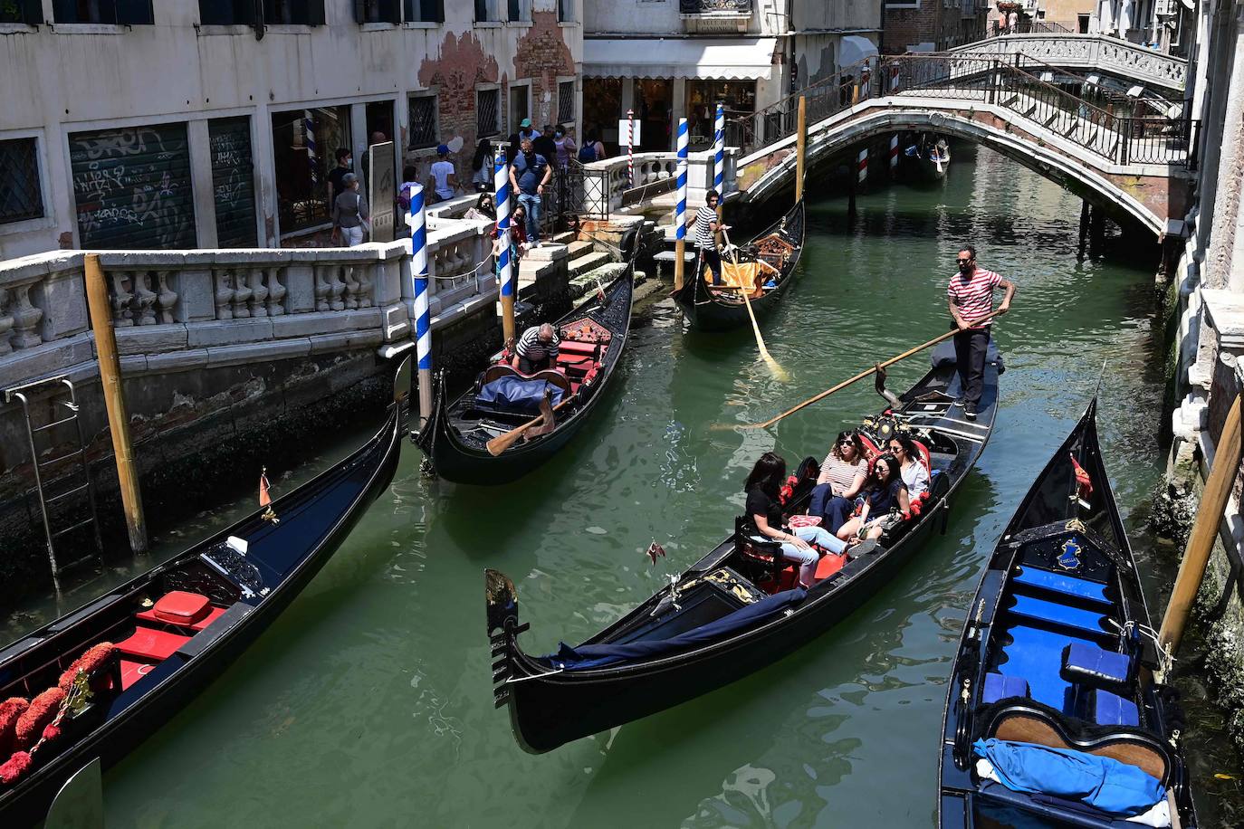 Italia relaja las medidas anticovid y los primeros turistas del verano llegan a la ciudad de Venecia. Los cruceros ya cruzan el canal, ante la protesta de algunos ciudadanos, pero la capital del romanticismo ha recuperado las colas y la multitud de visitantes en sus calles, góndolas y monumentos.