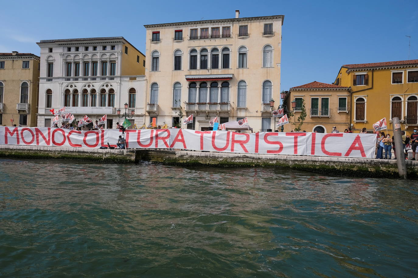 Italia relaja las medidas anticovid y los primeros turistas del verano llegan a la ciudad de Venecia. Los cruceros ya cruzan el canal, ante la protesta de algunos ciudadanos, pero la capital del romanticismo ha recuperado las colas y la multitud de visitantes en sus calles, góndolas y monumentos.