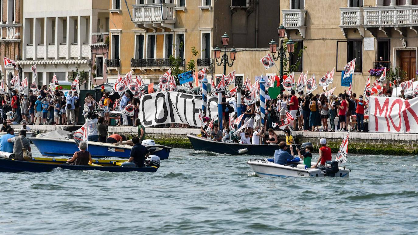 Italia relaja las medidas anticovid y los primeros turistas del verano llegan a la ciudad de Venecia. Los cruceros ya cruzan el canal, ante la protesta de algunos ciudadanos, pero la capital del romanticismo ha recuperado las colas y la multitud de visitantes en sus calles, góndolas y monumentos.