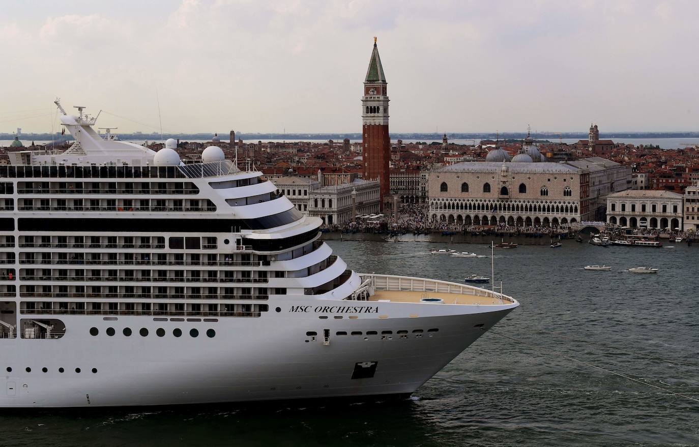 Italia relaja las medidas anticovid y los primeros turistas del verano llegan a la ciudad de Venecia. Los cruceros ya cruzan el canal, ante la protesta de algunos ciudadanos, pero la capital del romanticismo ha recuperado las colas y la multitud de visitantes en sus calles, góndolas y monumentos.