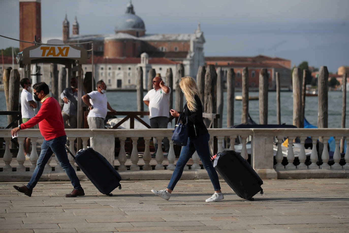 Italia relaja las medidas anticovid y los primeros turistas del verano llegan a la ciudad de Venecia. Los cruceros ya cruzan el canal, ante la protesta de algunos ciudadanos, pero la capital del romanticismo ha recuperado las colas y la multitud de visitantes en sus calles, góndolas y monumentos.