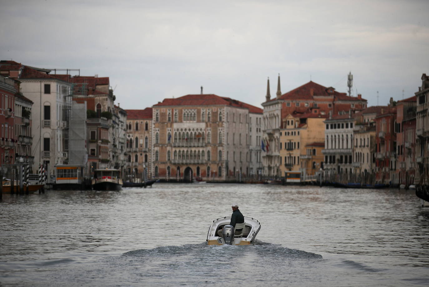 Italia relaja las medidas anticovid y los primeros turistas del verano llegan a la ciudad de Venecia. Los cruceros ya cruzan el canal, ante la protesta de algunos ciudadanos, pero la capital del romanticismo ha recuperado las colas y la multitud de visitantes en sus calles, góndolas y monumentos.