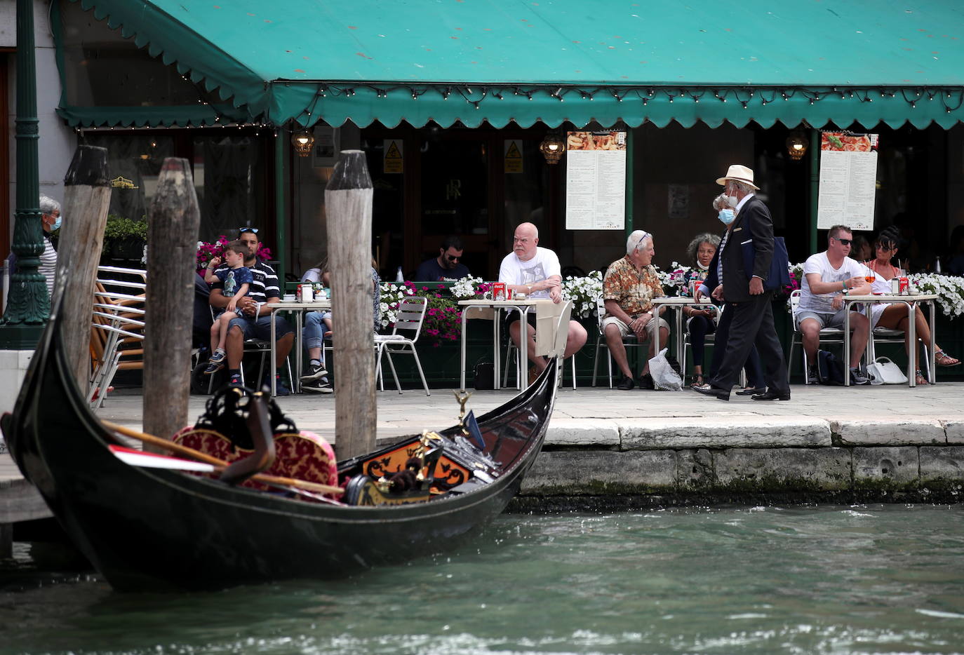 Italia relaja las medidas anticovid y los primeros turistas del verano llegan a la ciudad de Venecia. Los cruceros ya cruzan el canal, ante la protesta de algunos ciudadanos, pero la capital del romanticismo ha recuperado las colas y la multitud de visitantes en sus calles, góndolas y monumentos.