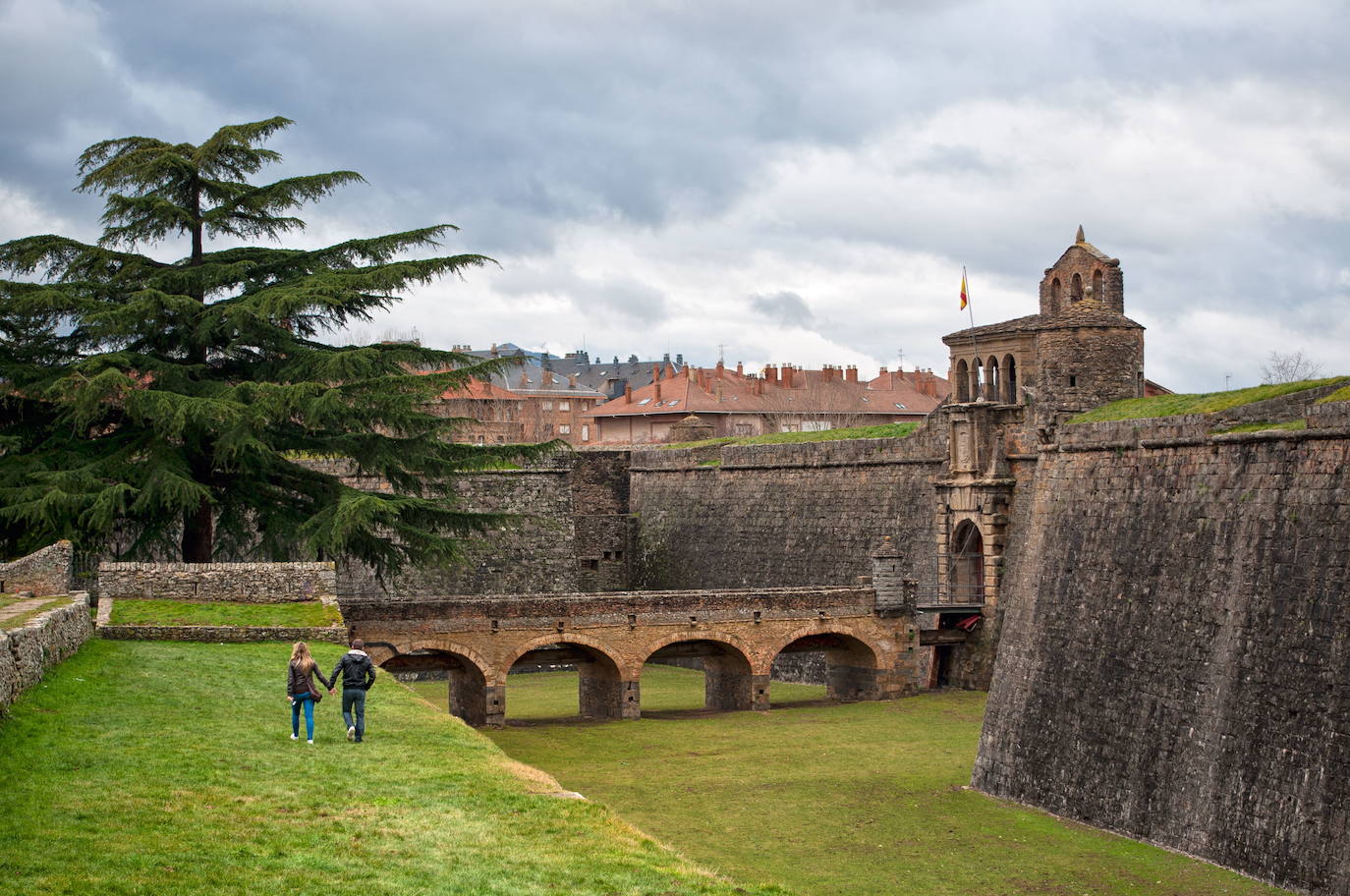 11.- Jaca (Huesca) | Tradicional cruce de caminos navarros y franceses, Jaca es un destino ideal por su proximidad con el Parque Nacional de Ordesa y Monte Perdido. Esto la convierte en el paraíso para los amantes de los deportes de invierno, entre ellos el esquí. Si a esto unimos un patrimonio histórico muy interesante con la ciudadela, declarada Monumento Nacional, como máximo exponente, Jaca es una parada obligatoria dentro del Camino de Santiago Francés.