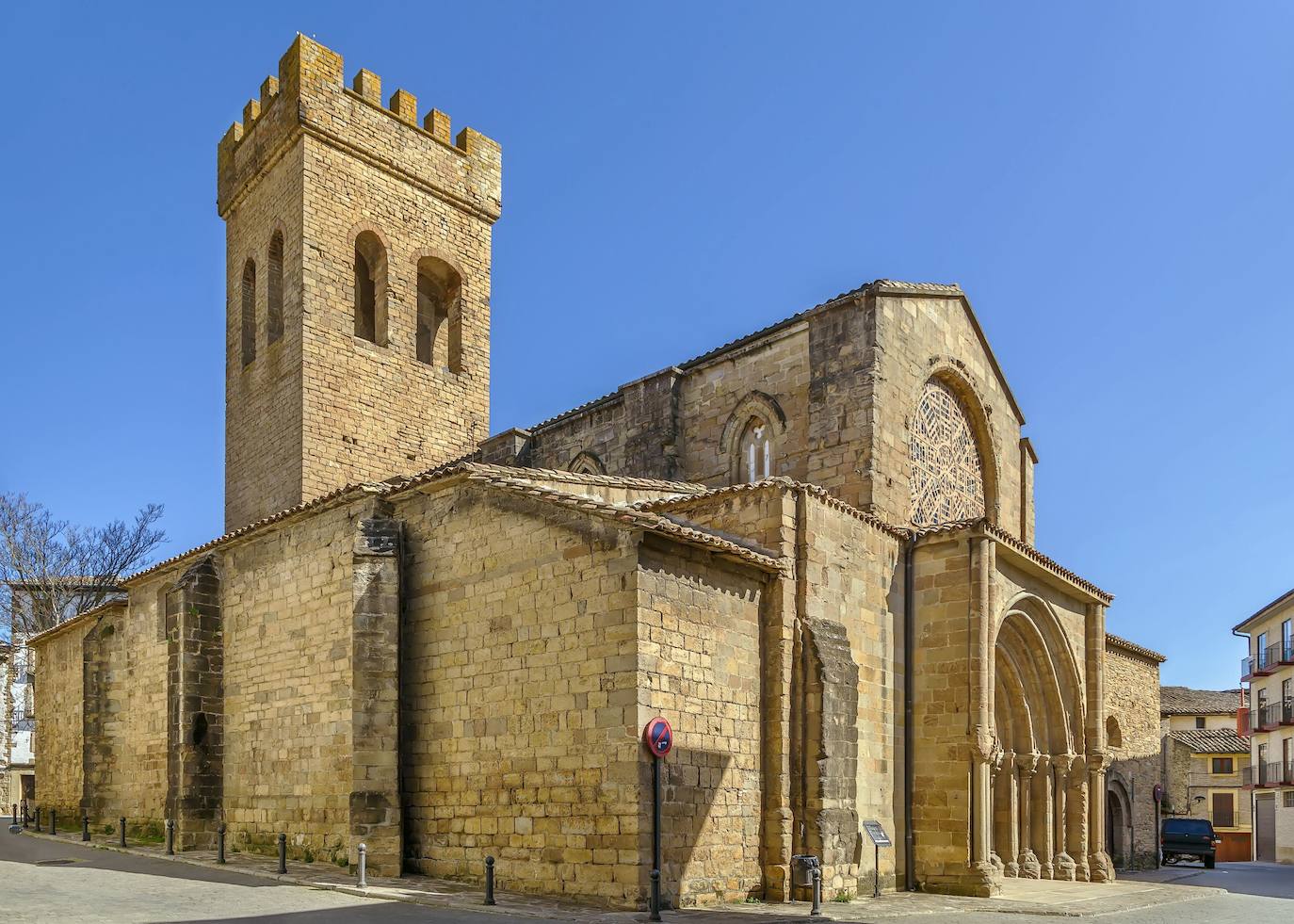 12.- Sagüesa (Navarra) | Situada a orillas del río Aragón, Sangüesa es una importante etapa del Camino de Santiago para aquellos peregrinos procedentes de Somport y Jaca. Su rico patrimonio histórico-artístico, uno de los grandes atractivos de esta población, merece por sí solo una visita. A visitar; la Iglesia de Santa María, declarada Monumento Nacional; el Palacio Real y la Iglesia de Santiago El Mayor.