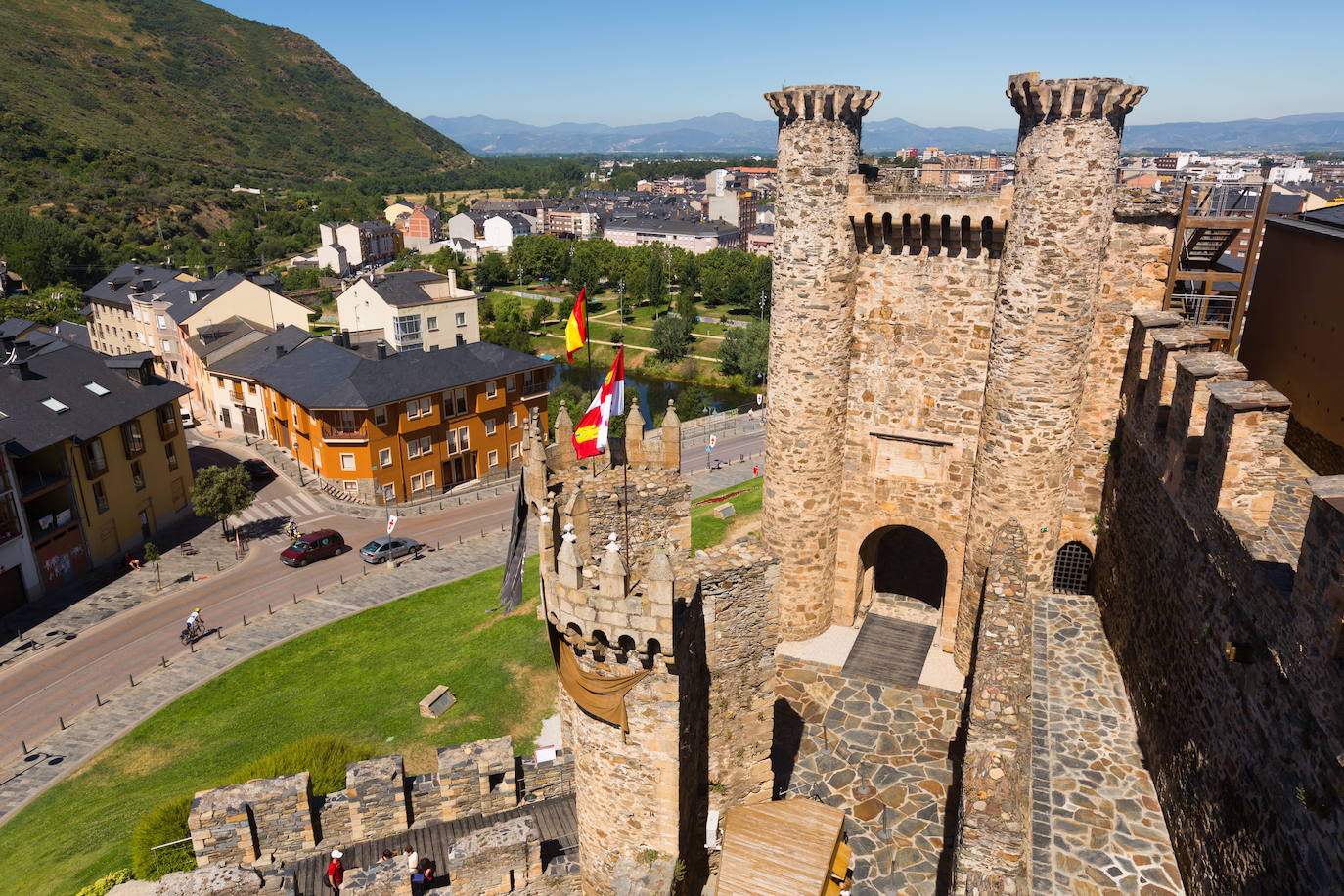 15.- Ponferrada (León) | La capital de la comarca de El Bierzo está situada en la confluencia de los ríos Sil y Boeza. Posee un patrimonio histórico abundante y extenso, y entre sus 'maravillas' se encuentran su Castillo Templario del siglo XII -en la imagen-, el Monasterio de San Pedro de Montes, la Basílica de La Encina, la Iglesia de Santo Tomás de las Ollas y la Iglesia de Santiago de Peñalba, entre otras.