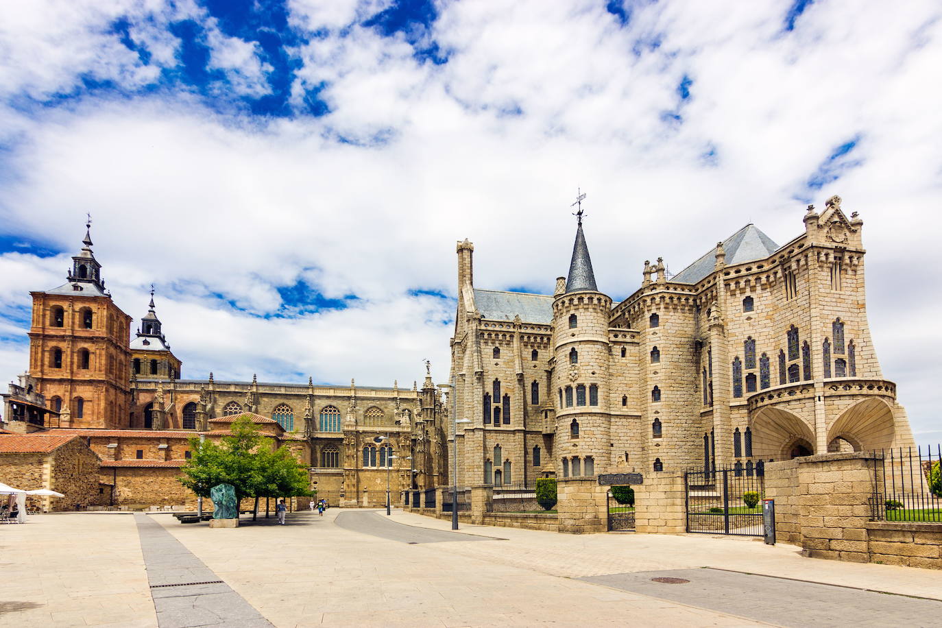 5.- Astorga (León) | La Catedral y el Palacio Episcopal -en la imagen- protegidos por los restos de la muralla romana es la imagen más fotografiada de Astorga. El Palacio Episcopal, obra de Antonio Gaudí, parece recién salido de un cuento de hadas. El viajero podrá disfrutar con el salón del trono, sus hermosas vidrieras neogóticas, el comedor de gala y la capilla. 