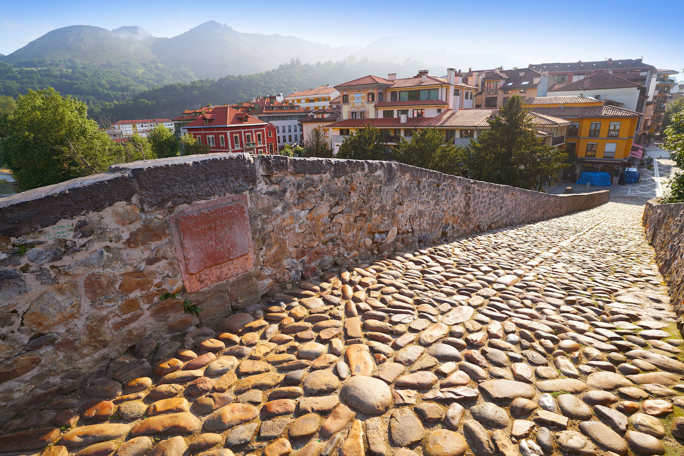 6.- Cangas de Onís (Asturias) | Este pueblo está integrado en el Parque Nacional de Picos de Europa y cautiva a los turistas por el entorno que lo rodea y su puente romano, declarado Monumento Histórico Artístico. Cangas de Onís forma parte de las etapas de otra de las peregrinaciones más populares de España, la ruta de Covadonga, una caminata que conecta en Oviedo con el Camino de Santiago. 